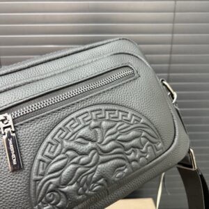 【AT9485】Versaceヴェルサーチグレー牛革ショルダーバッグ - 都会の紳士のための上品なアクセサリー | Versace