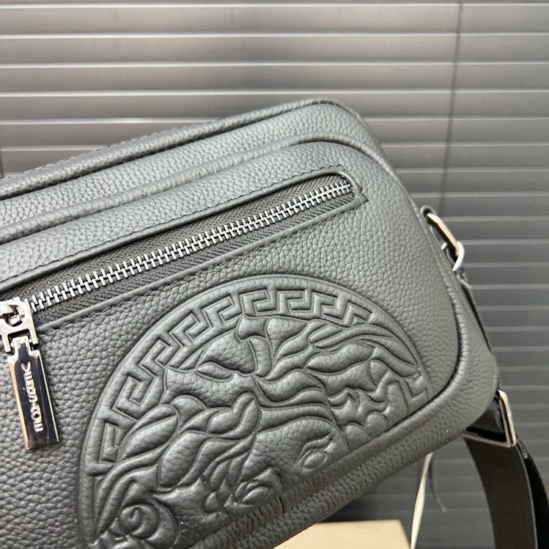 【AT9485】Versaceヴェルサーチグレー牛革ショルダーバッグ - 都会の紳士のための上品なアクセサリー | Versace