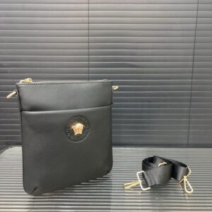 【AT9488】Versace（ヴェルサーチ）の贅沢な黒革ショルダーバッグ - 都会のエレガンスと高級感を完璧に表現 | Gianni Versace