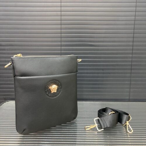 【AT9488】Versace（ヴェルサーチ）の贅沢な黒革ショルダーバッグ - 都会のエレガンスと高級感を完璧に表現 | Gianni Versace