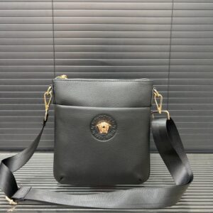 【AT9488】Versace（ヴェルサーチ）の贅沢な黒革ショルダーバッグ - 都会のエレガンスと高級感を完璧に表現 | Gianni Versace