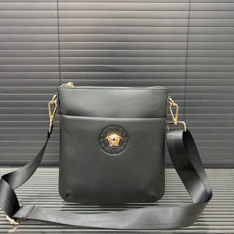 【AT9488】Versace（ヴェルサーチ）の贅沢な黒革ショルダーバッグ - 都会のエレガンスと高級感を完璧に表現 | Gianni Versace