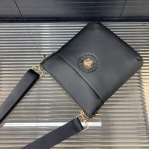 【AT9488】Versace（ヴェルサーチ）の贅沢な黒革ショルダーバッグ - 都会のエレガンスと高級感を完璧に表現 | Gianni Versace