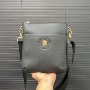 【AT9488】Versace（ヴェルサーチ）の贅沢な黒革ショルダーバッグ - 都会のエレガンスと高級感を完璧に表現 | Gianni Versace