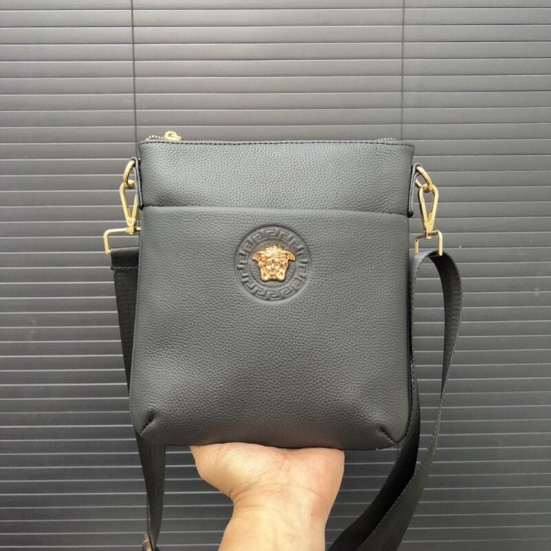 【AT9488】Versace（ヴェルサーチ）の贅沢な黒革ショルダーバッグ - 都会のエレガンスと高級感を完璧に表現 | Gianni Versace