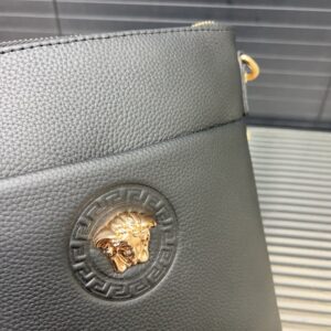 【AT9488】Versace（ヴェルサーチ）の贅沢な黒革ショルダーバッグ - 都会のエレガンスと高級感を完璧に表現 | Gianni Versace