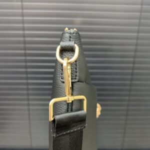 【AT9488】Versace（ヴェルサーチ）の贅沢な黒革ショルダーバッグ - 都会のエレガンスと高級感を完璧に表現 | Gianni Versace