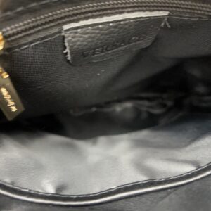 【AT9488】Versace（ヴェルサーチ）の贅沢な黒革ショルダーバッグ - 都会のエレガンスと高級感を完璧に表現 | Gianni Versace