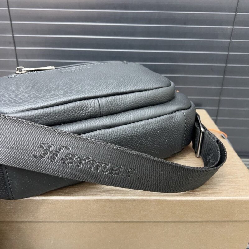 【AT9489】ヘルメス(Hermès) カーフスキンメンズショルダーバッグ - 都会の贅沢さとエレガンスを際立たせる | Hermès