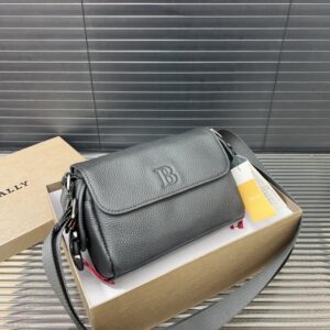 【AT9491】Bally バリー革メッセンジャーバッグ - 高級小牛革素材でエレガントなジェントルマンスタイルを演出 | Burberry