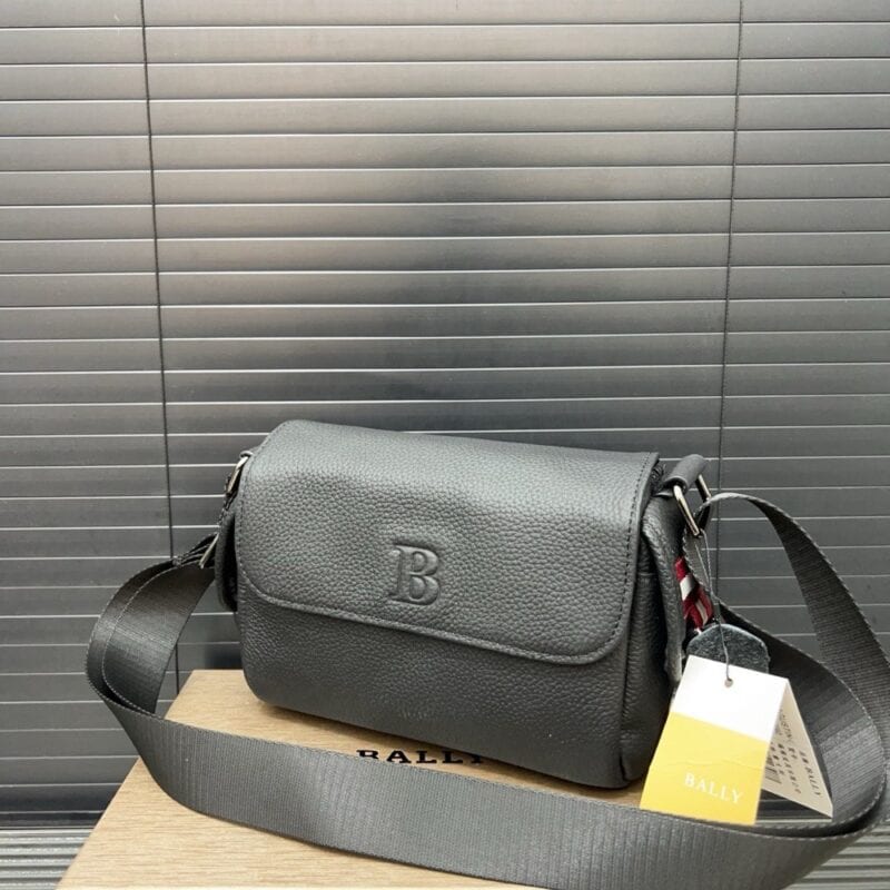 【AT9491】Bally バリー革メッセンジャーバッグ - 高級小牛革素材でエレガントなジェントルマンスタイルを演出 | Burberry
