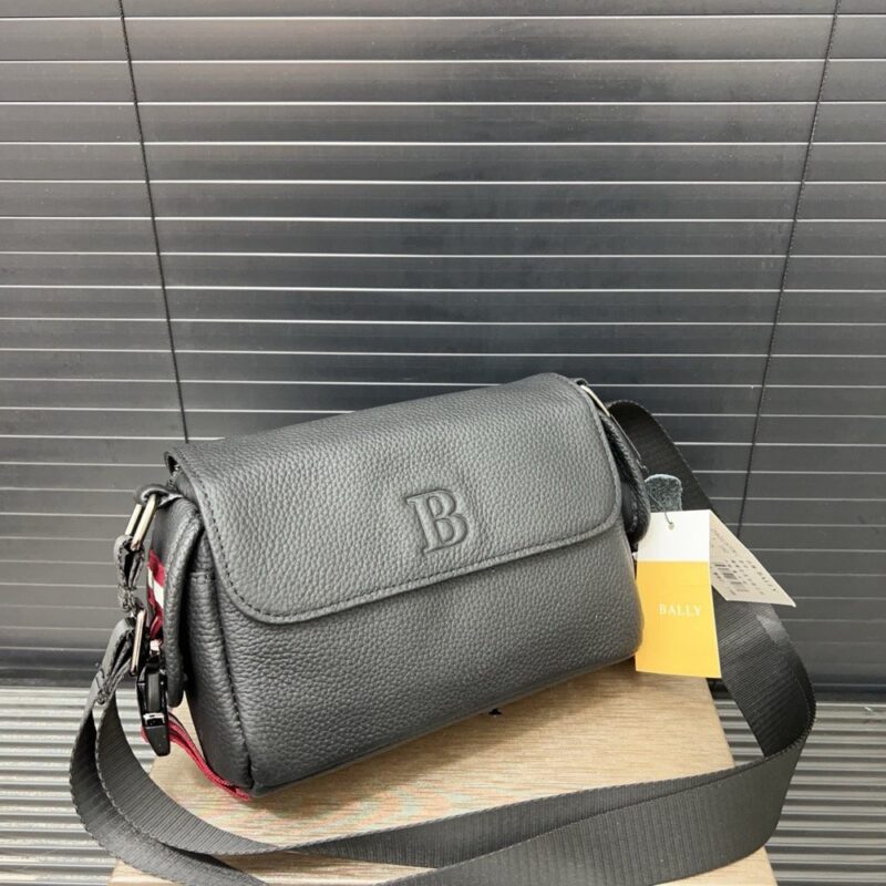 【AT9491】Bally バリー革メッセンジャーバッグ - 高級小牛革素材でエレガントなジェントルマンスタイルを演出 | Burberry