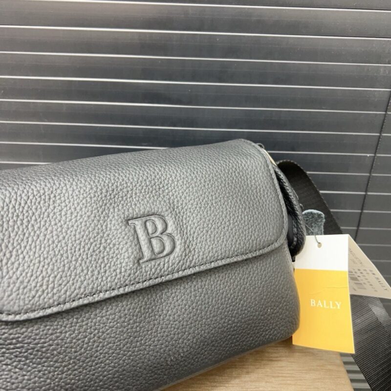 【AT9491】Bally バリー革メッセンジャーバッグ - 高級小牛革素材でエレガントなジェントルマンスタイルを演出 | Burberry