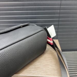 【AT9491】Bally バリー革メッセンジャーバッグ - 高級小牛革素材でエレガントなジェントルマンスタイルを演出 | Burberry