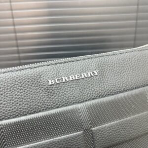 【AT9494】バーバリー高級レザークラッチバッグ - エレガントな英国スタイル | Burberry London