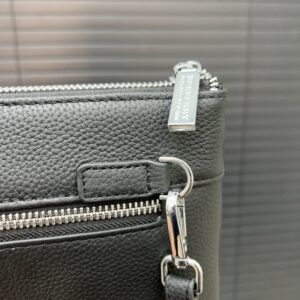 【AT9494】バーバリー高級レザークラッチバッグ - エレガントな英国スタイル | Burberry London