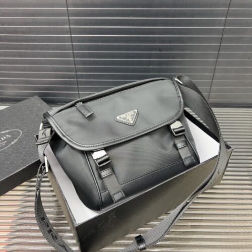 【AT9497】プラダ クラシックシリーズ 郵便配達バッグ ロゴ入り 控えめな高級アイテム | Prada Italy