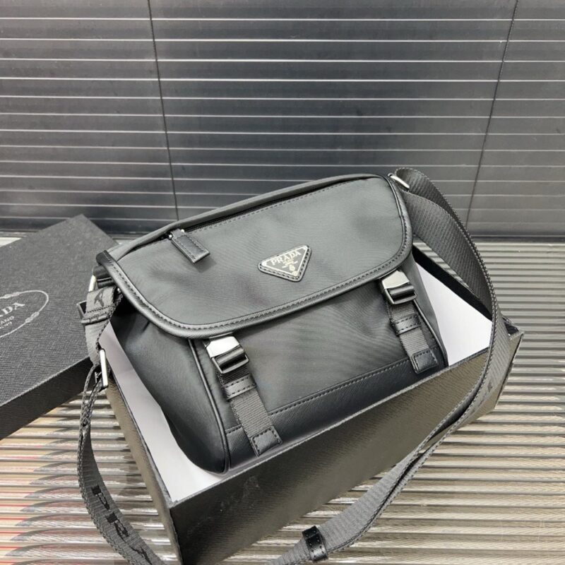 【AT9497】プラダ クラシックシリーズ 郵便配達バッグ ロゴ入り 控えめな高級アイテム | Prada Italy