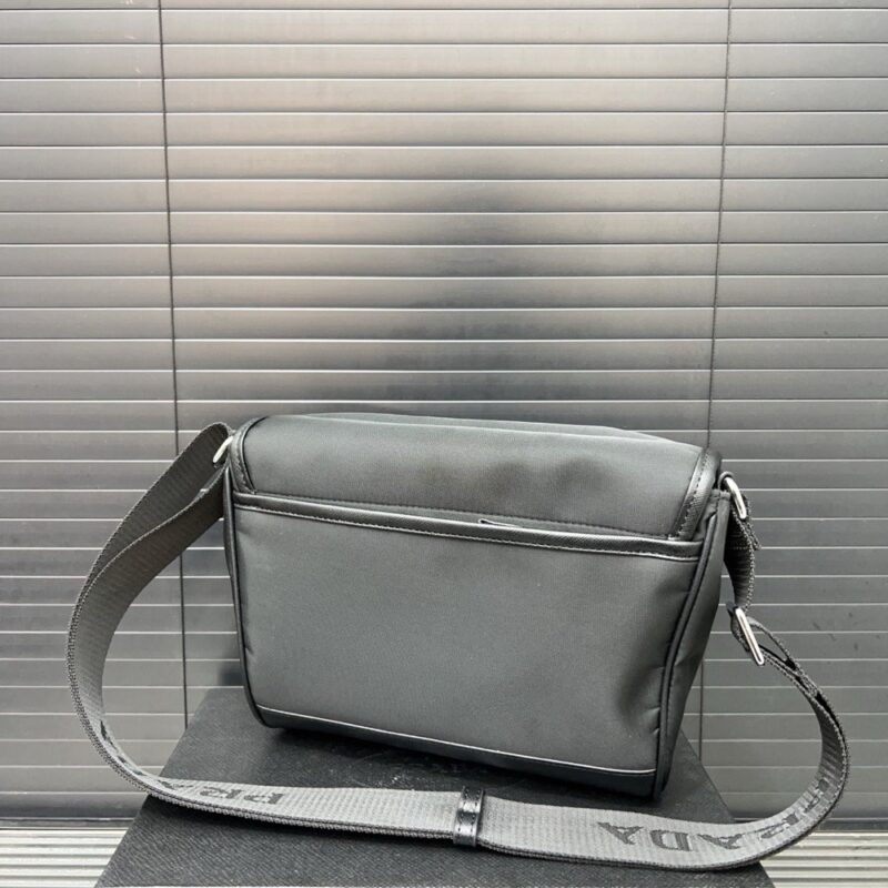 【AT9497】プラダ クラシックシリーズ 郵便配達バッグ ロゴ入り 控えめな高級アイテム | Prada Italy