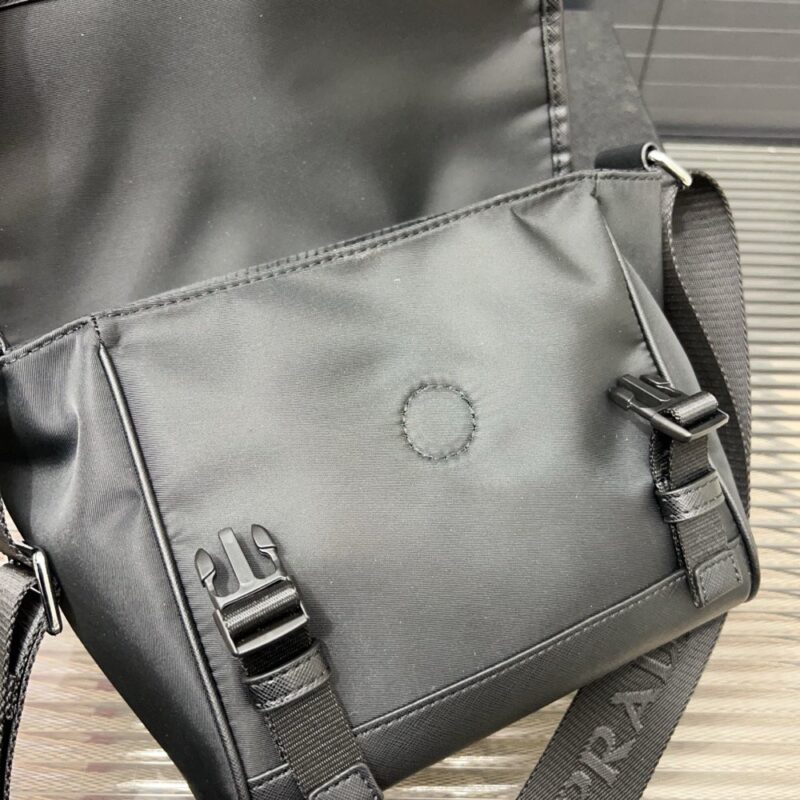 【AT9497】プラダ クラシックシリーズ 郵便配達バッグ ロゴ入り 控えめな高級アイテム | Prada Italy