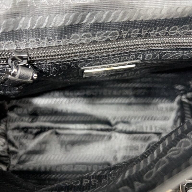 【AT9497】プラダ クラシックシリーズ 郵便配達バッグ ロゴ入り 控えめな高級アイテム | Prada Italy