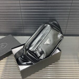 【AT9498】プラダPrada ブラックエンボスレザーチェストバッグ 男性用 | Prada Milano