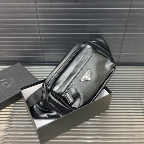 【AT9498】プラダPrada ブラックエンボスレザーチェストバッグ 男性用 | Prada Milano