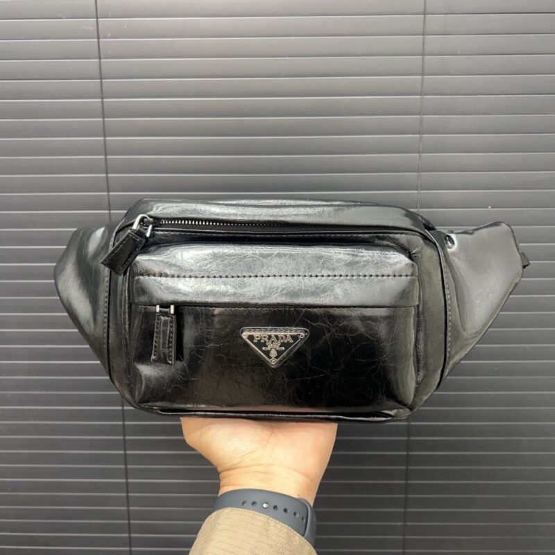 【AT9498】プラダPrada ブラックエンボスレザーチェストバッグ 男性用 | Prada Milano