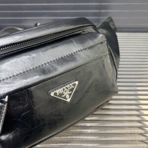 【AT9498】プラダPrada ブラックエンボスレザーチェストバッグ 男性用 | Prada Milano