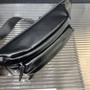 【AT9498】プラダPrada ブラックエンボスレザーチェストバッグ 男性用 | Prada Milano