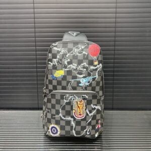 【AT9508】ルイ・ヴィトンのダミエ柄チェストバッグ - 高級牛革素材、カラフルバッジ装飾付き | Louis Vuitton