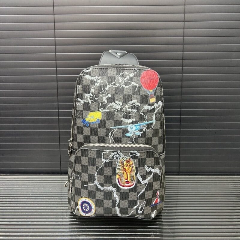 【AT9508】ルイ・ヴィトンのダミエ柄チェストバッグ - 高級牛革素材、カラフルバッジ装飾付き | Louis Vuitton