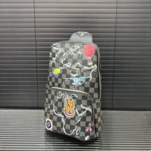【AT9508】ルイ・ヴィトンのダミエ柄チェストバッグ - 高級牛革素材、カラフルバッジ装飾付き | Louis Vuitton
