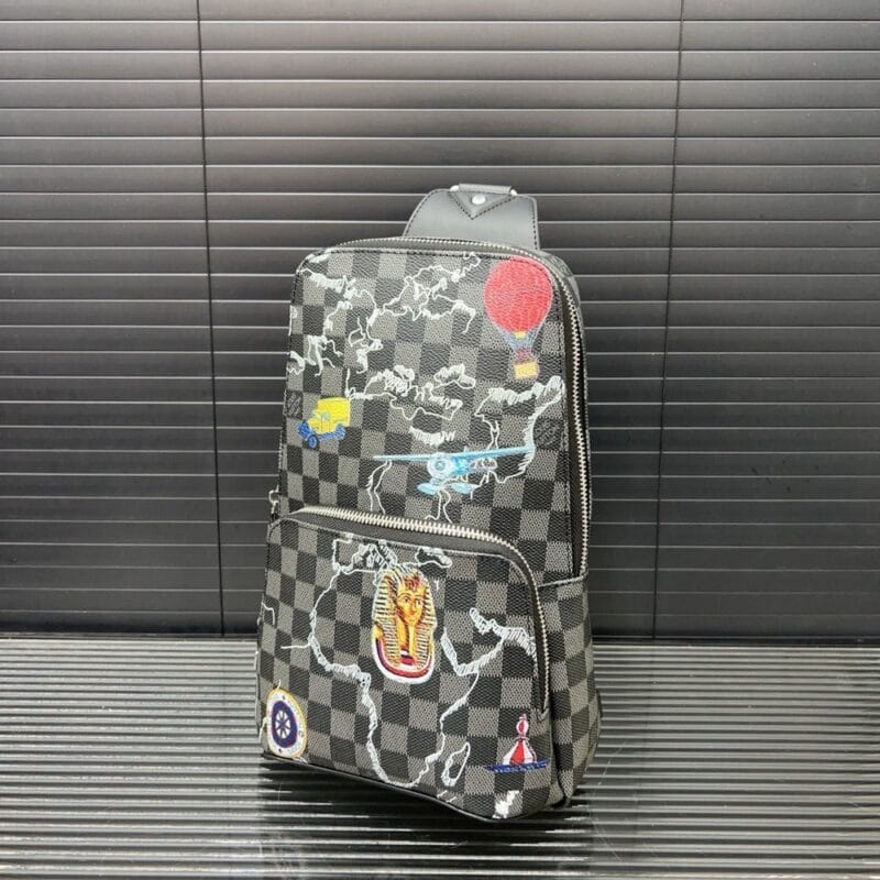 【AT9508】ルイ・ヴィトンのダミエ柄チェストバッグ - 高級牛革素材、カラフルバッジ装飾付き | Louis Vuitton