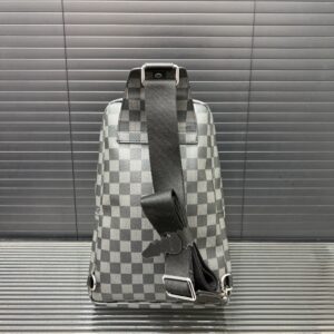 【AT9508】ルイ・ヴィトンのダミエ柄チェストバッグ - 高級牛革素材、カラフルバッジ装飾付き | Louis Vuitton