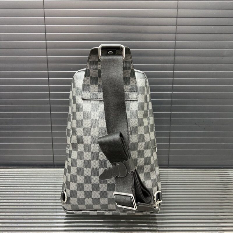 【AT9508】ルイ・ヴィトンのダミエ柄チェストバッグ - 高級牛革素材、カラフルバッジ装飾付き | Louis Vuitton