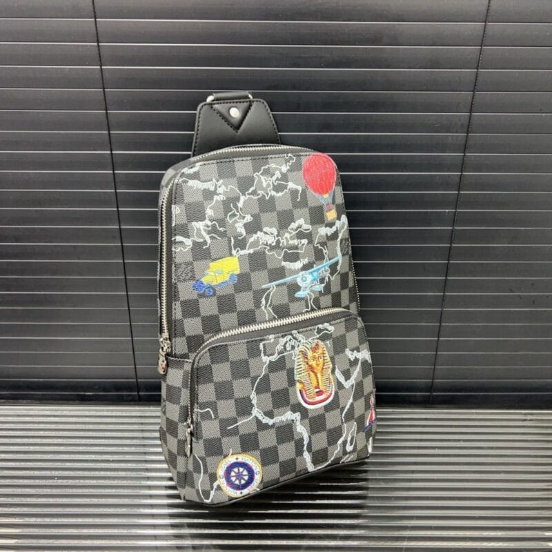 【AT9508】ルイ・ヴィトンのダミエ柄チェストバッグ - 高級牛革素材、カラフルバッジ装飾付き | Louis Vuitton