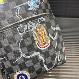 【AT9508】ルイ・ヴィトンのダミエ柄チェストバッグ - 高級牛革素材、カラフルバッジ装飾付き | Louis Vuitton