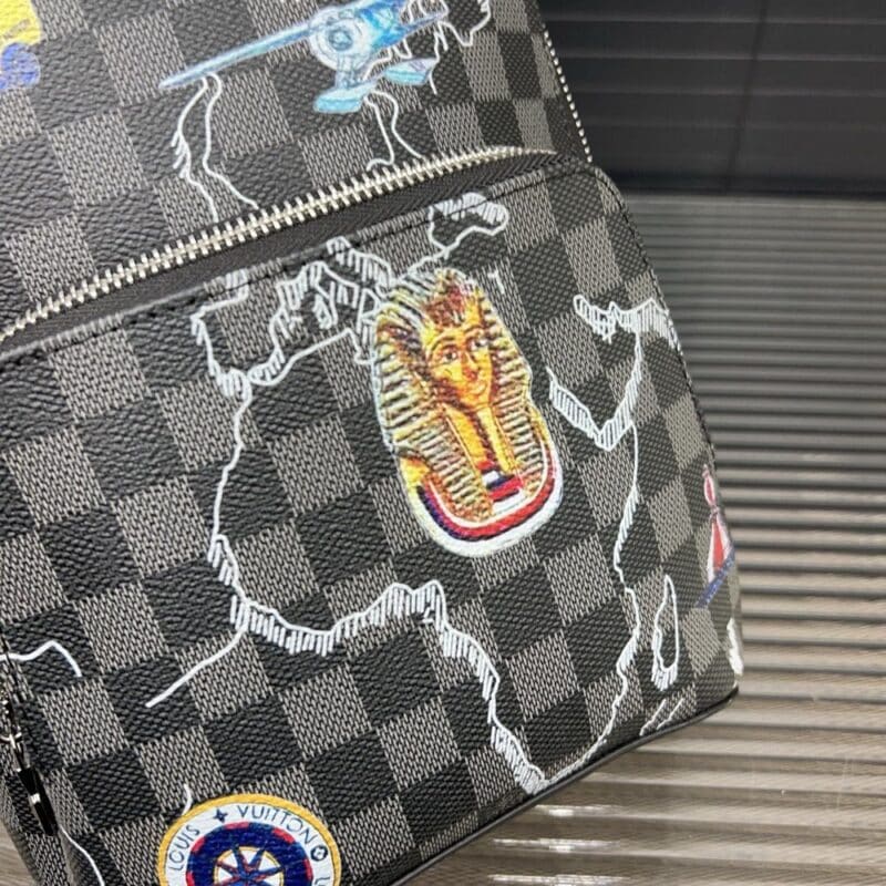 【AT9508】ルイ・ヴィトンのダミエ柄チェストバッグ - 高級牛革素材、カラフルバッジ装飾付き | Louis Vuitton