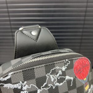 【AT9508】ルイ・ヴィトンのダミエ柄チェストバッグ - 高級牛革素材、カラフルバッジ装飾付き | Louis Vuitton