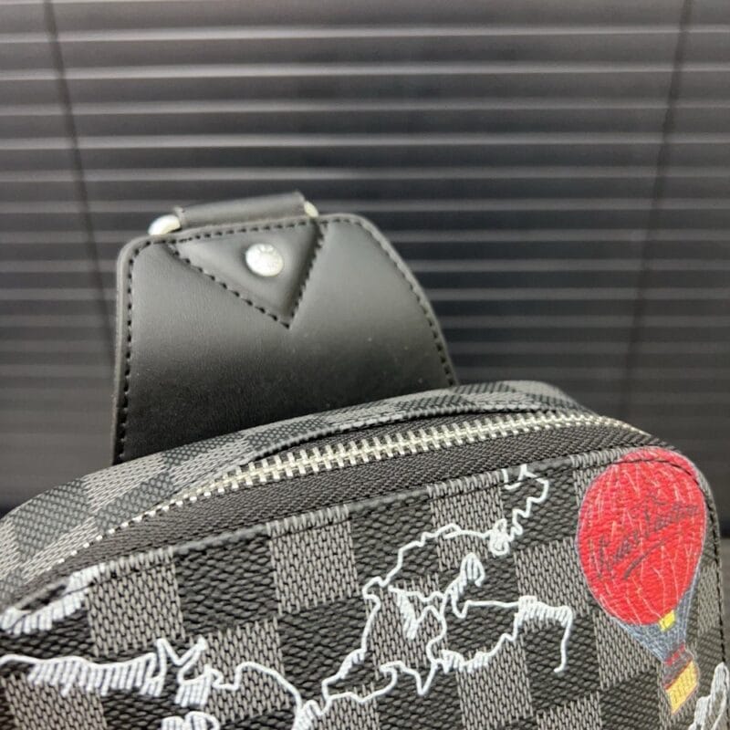 【AT9508】ルイ・ヴィトンのダミエ柄チェストバッグ - 高級牛革素材、カラフルバッジ装飾付き | Louis Vuitton