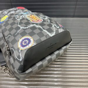 【AT9508】ルイ・ヴィトンのダミエ柄チェストバッグ - 高級牛革素材、カラフルバッジ装飾付き | Louis Vuitton