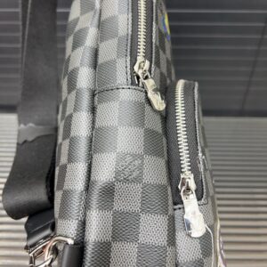 【AT9508】ルイ・ヴィトンのダミエ柄チェストバッグ - 高級牛革素材、カラフルバッジ装飾付き | Louis Vuitton