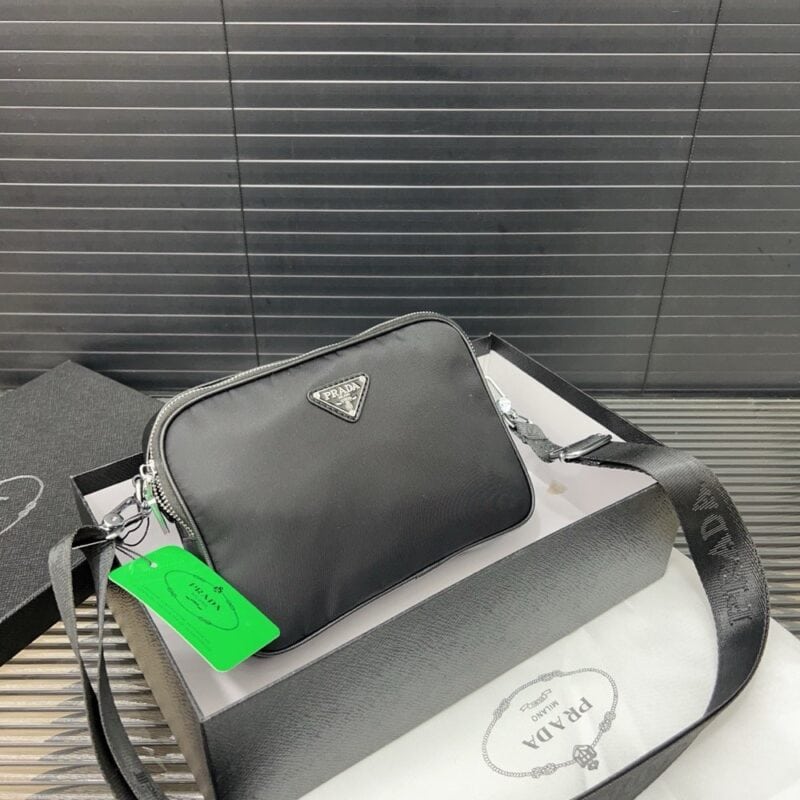 【AT9509】プラダ Prada メンズショルダーバッグ - 高級キャンバス素材の贅沢な都市ファッション | Prada Milano