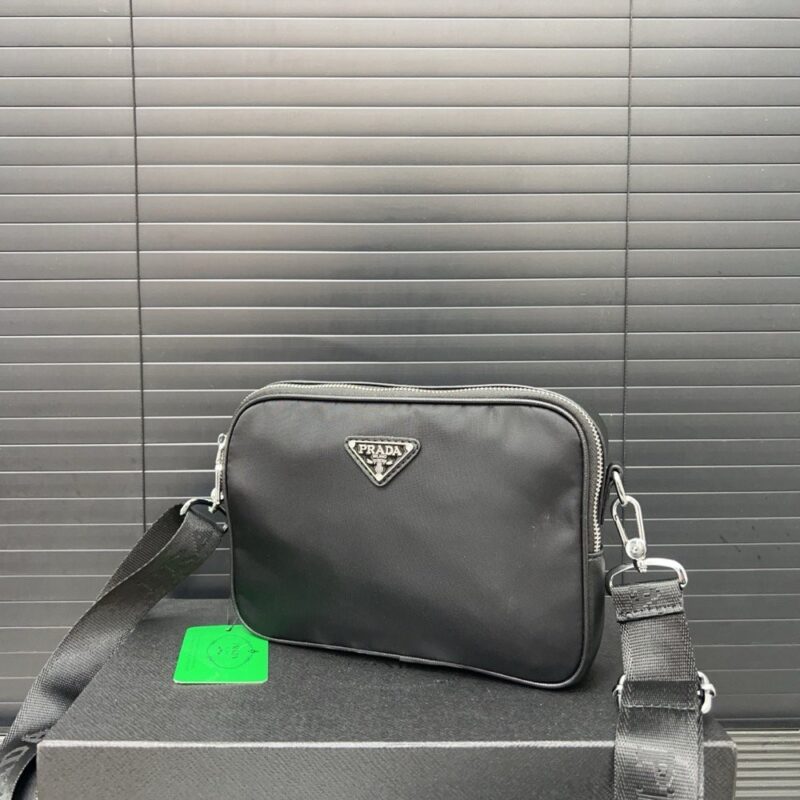 【AT9509】プラダ Prada メンズショルダーバッグ - 高級キャンバス素材の贅沢な都市ファッション | Prada Milano