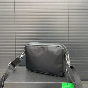 【AT9509】プラダ Prada メンズショルダーバッグ - 高級キャンバス素材の贅沢な都市ファッション | Prada Milano