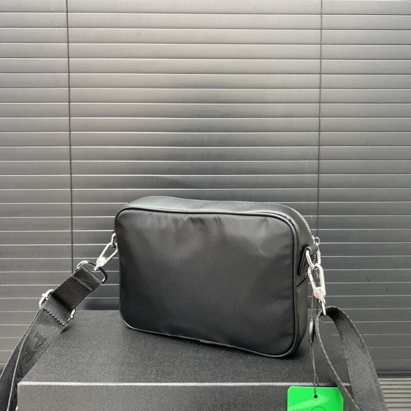 【AT9509】プラダ Prada メンズショルダーバッグ - 高級キャンバス素材の贅沢な都市ファッション | Prada Milano