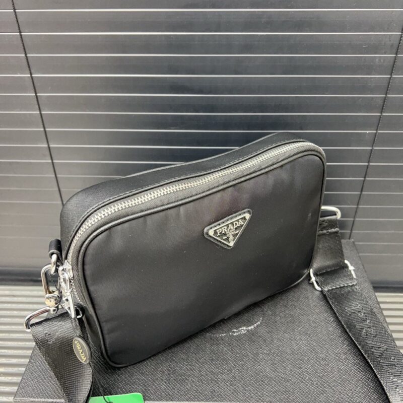 【AT9509】プラダ Prada メンズショルダーバッグ - 高級キャンバス素材の贅沢な都市ファッション | Prada Milano