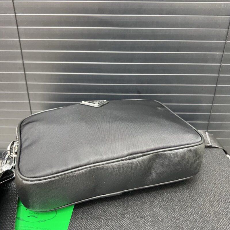 【AT9509】プラダ Prada メンズショルダーバッグ - 高級キャンバス素材の贅沢な都市ファッション | Prada Milano