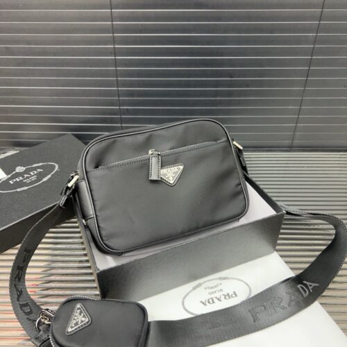 【AT9510】プラダ Pradaの男性用防水キャンバスショルダーバッグ、黒色、モダンで贅沢なデザイン美学 | Prada